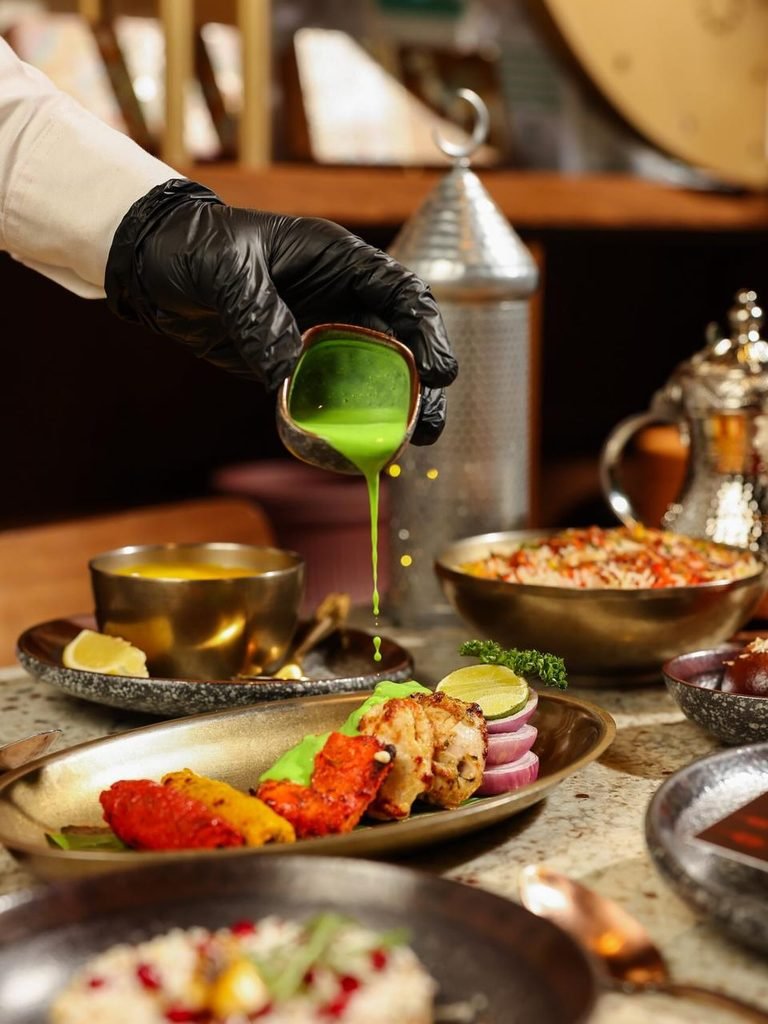 دومن Domn: طبق التكا المشوي بالتوابل الهندية الخاصة يقدم مع الصوص